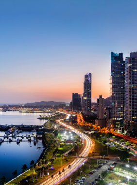 Vía más icónica de Ciudad de Panamá, bordeando la costa con impresionantes vistas al océano Avenida Balboa