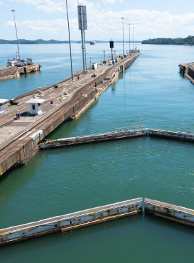 Conecta océanos y es clave para el comercio global. Costo adicional Canal de Panamá