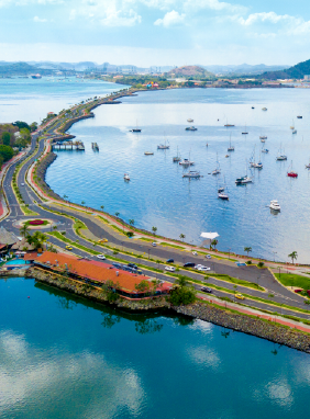 Un paseo escénico con vistas al Canal, restaurantes, ciclovías y conexión con la Calzada de Amador y el Biomuseo. Costo adicional Cause Way de Amador
