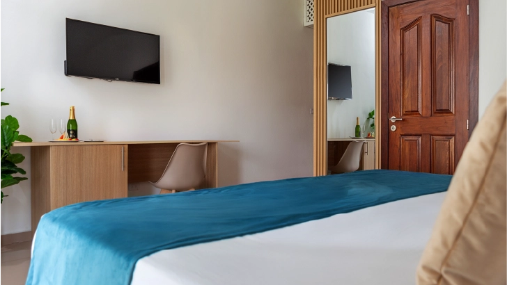 Cuenta con: cama King size, terraza, baño completo, aire acondicionado, balcón, WiFi, TV Plasma, Nevera, Ventilador de techo y Caja Fuerte.
Double Estándar