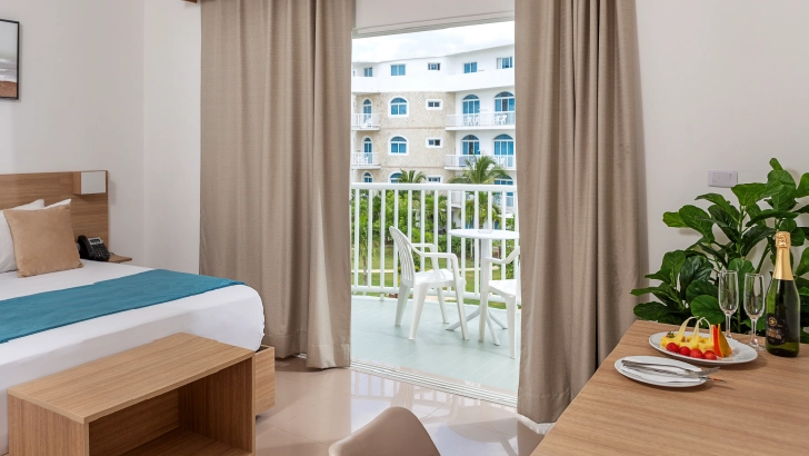 Cuenta con: cama King size, terraza, baño completo, aire acondicionado, balcón, WiFi, TV Plasma, Nevera, Ventilador de techo y Caja Fuerte.
Double Parcial Ocean View