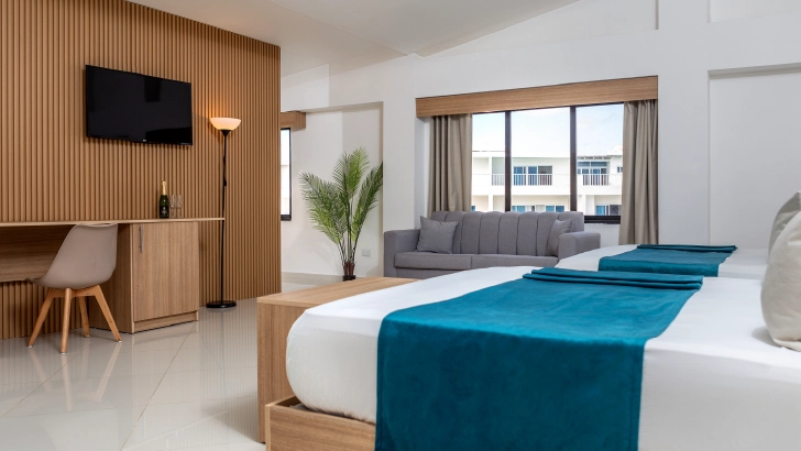 Cuenta con: vista al mar, balcón, wifi gratuito, nevera, tv, ventilador de techo, caja fuerte, cama King size, baño con ducha, secador, albornoz y zapatillas.
Junior Suite