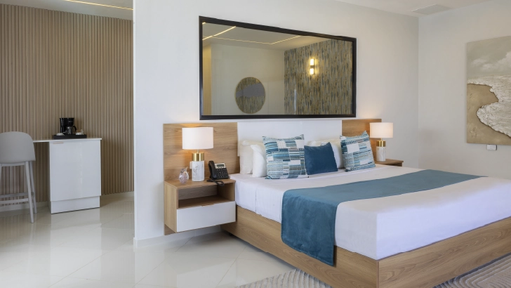 Cuenta con: vista al mar, terraza, wifi, minibar, cafetera, 2 televisores, sala, 2 ventiladores, caja fuerte, cama King size, baño, secador, albornoz y zapatillas.
Junior Suite Ocean View