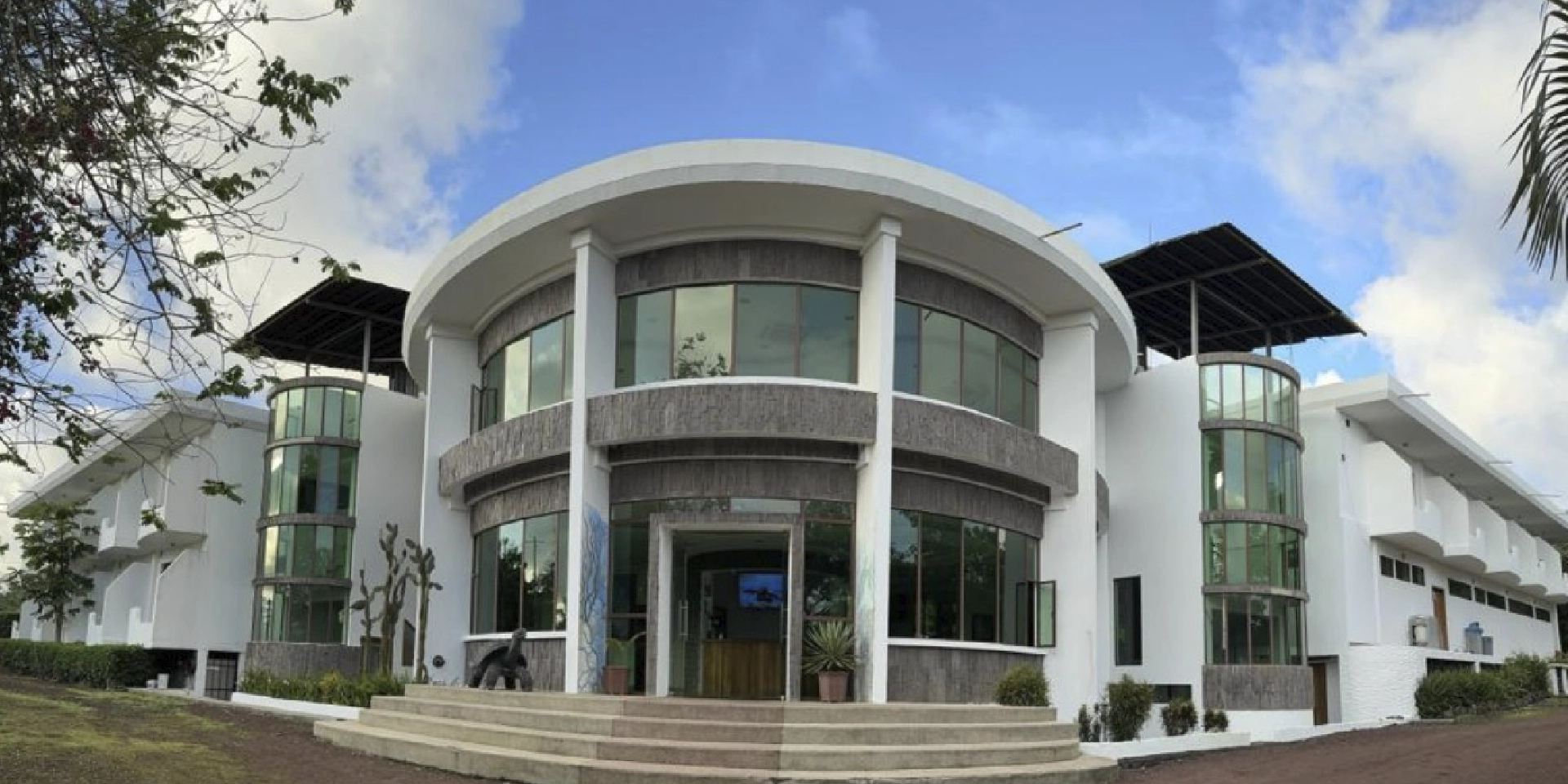 on-vacation-colombia-destino-ecuador-hotel-tortuga-bay-fachada-1920x960px