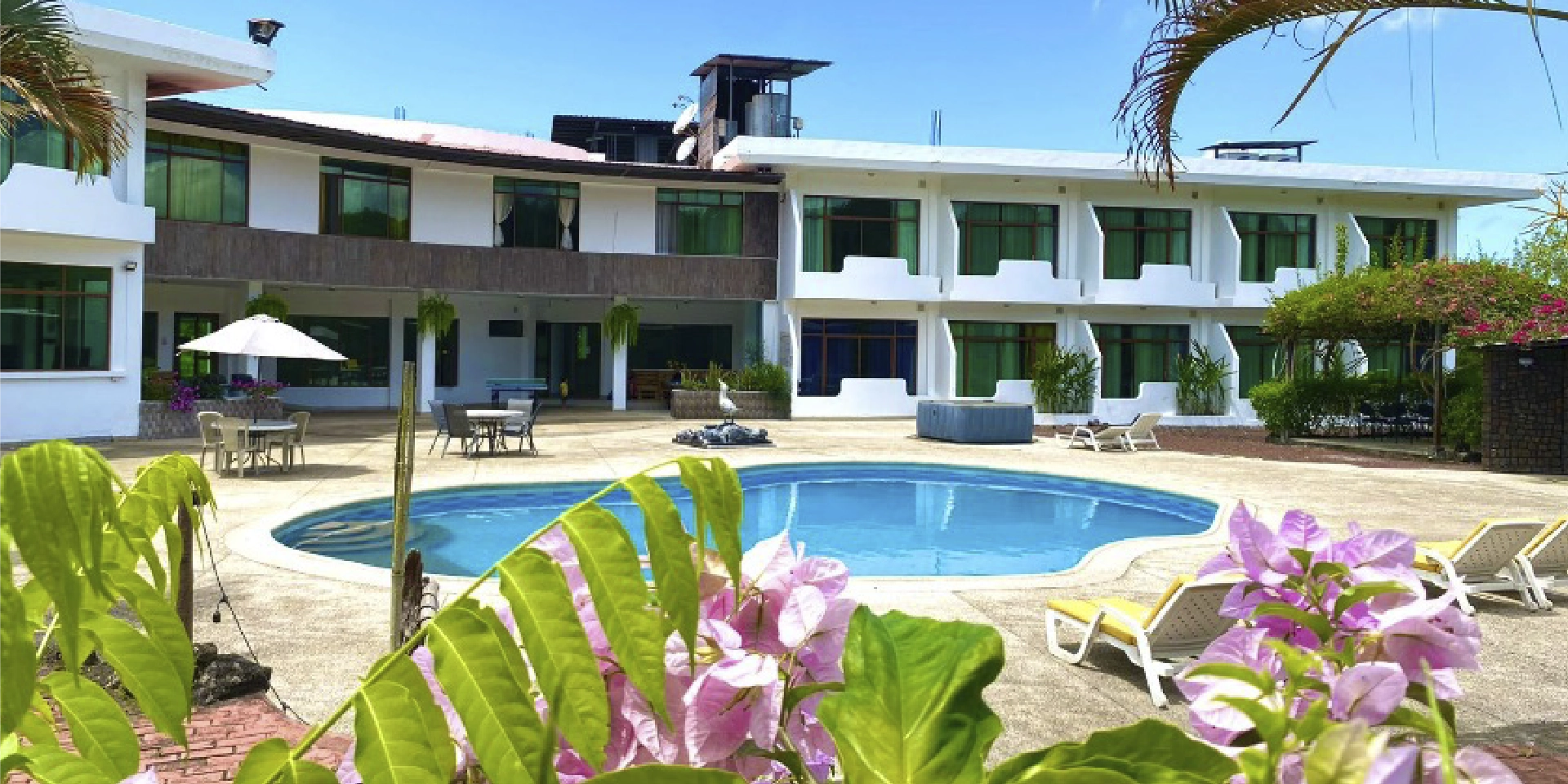 on-vacation-colombia-destino-ecuador-hotel-tortuga-bay-piscina-1920x960px