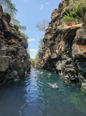 Es una piscina natural de aguas azules cristalinas. Este popular lugar turístico es conocido por sus singulares formaciones rocosas y cuevas submarinas perfectas para nadar y bucear. Costo adicional
Las Grietas