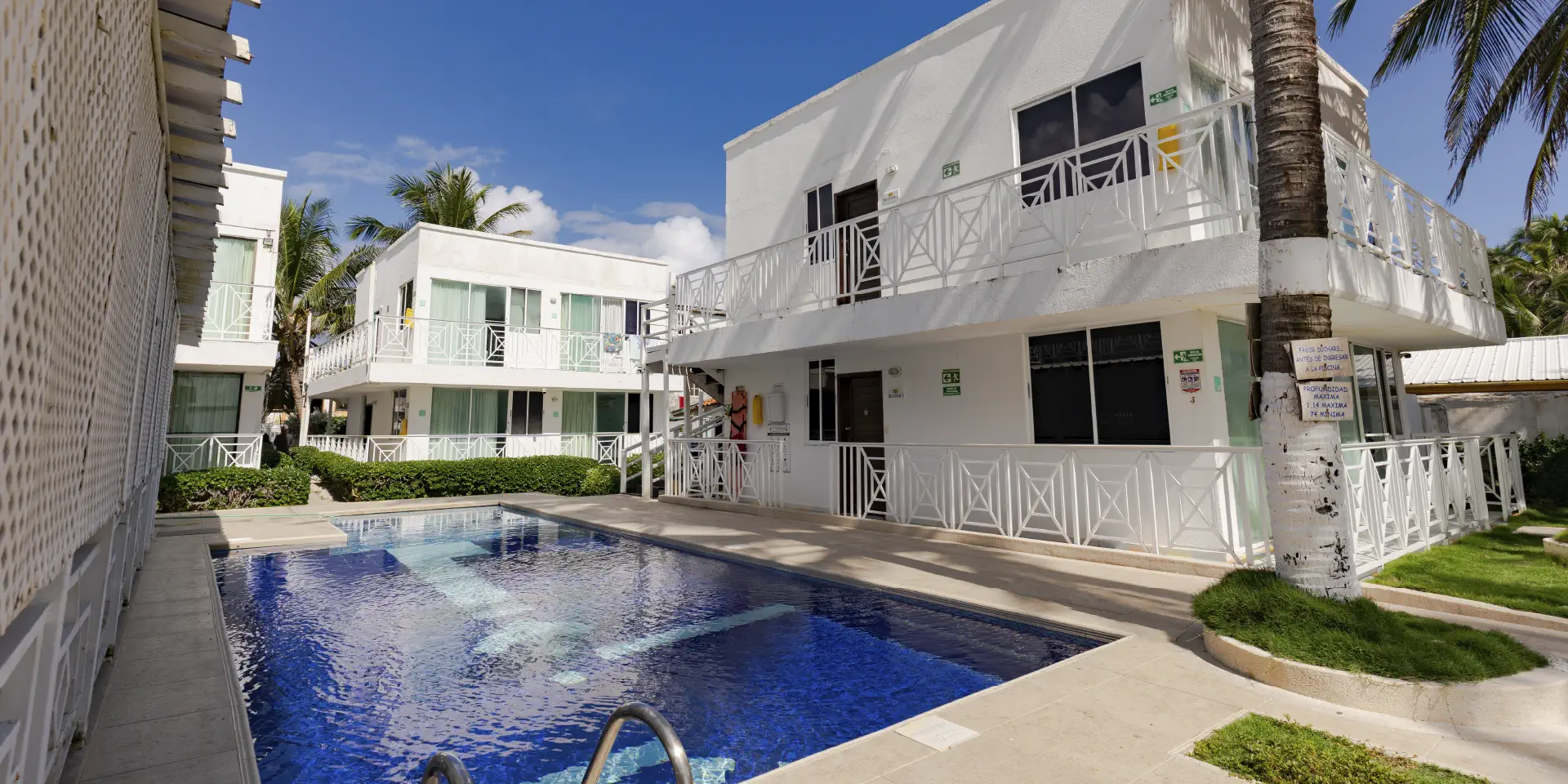 cabañas blancas con piscina