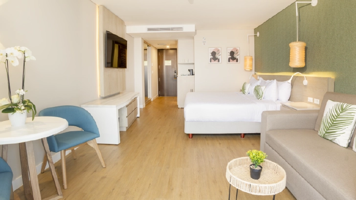 Cuentan con: TV, aire acondicionado, teléfono, WiFi, caja fuerte, plancha y mesa para planchar, wifi, cafetera, teléfono, minibar, refrezcos, lamparas, cafe, plancha.