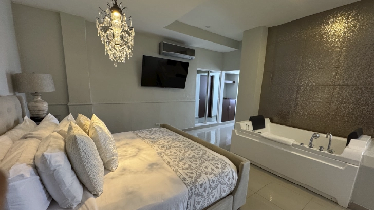 Cuentan con: TV, aire acondicionado, teléfono, WiFi, caja fuerte, plancha y mesa para planchar, wifi, cafetera, teléfono, minibar.