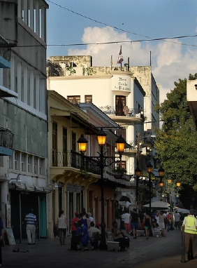 Una zona para conocer conocer diferentes monumentos, restaurantes, tiendas, souvenirs, bares, o tomar el Chu Chu Colonial. Calle El Conde