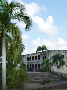 Es una plaza pública en el distrito histórico de Ciudad Colonial en Santo Domingo. Plaza de España