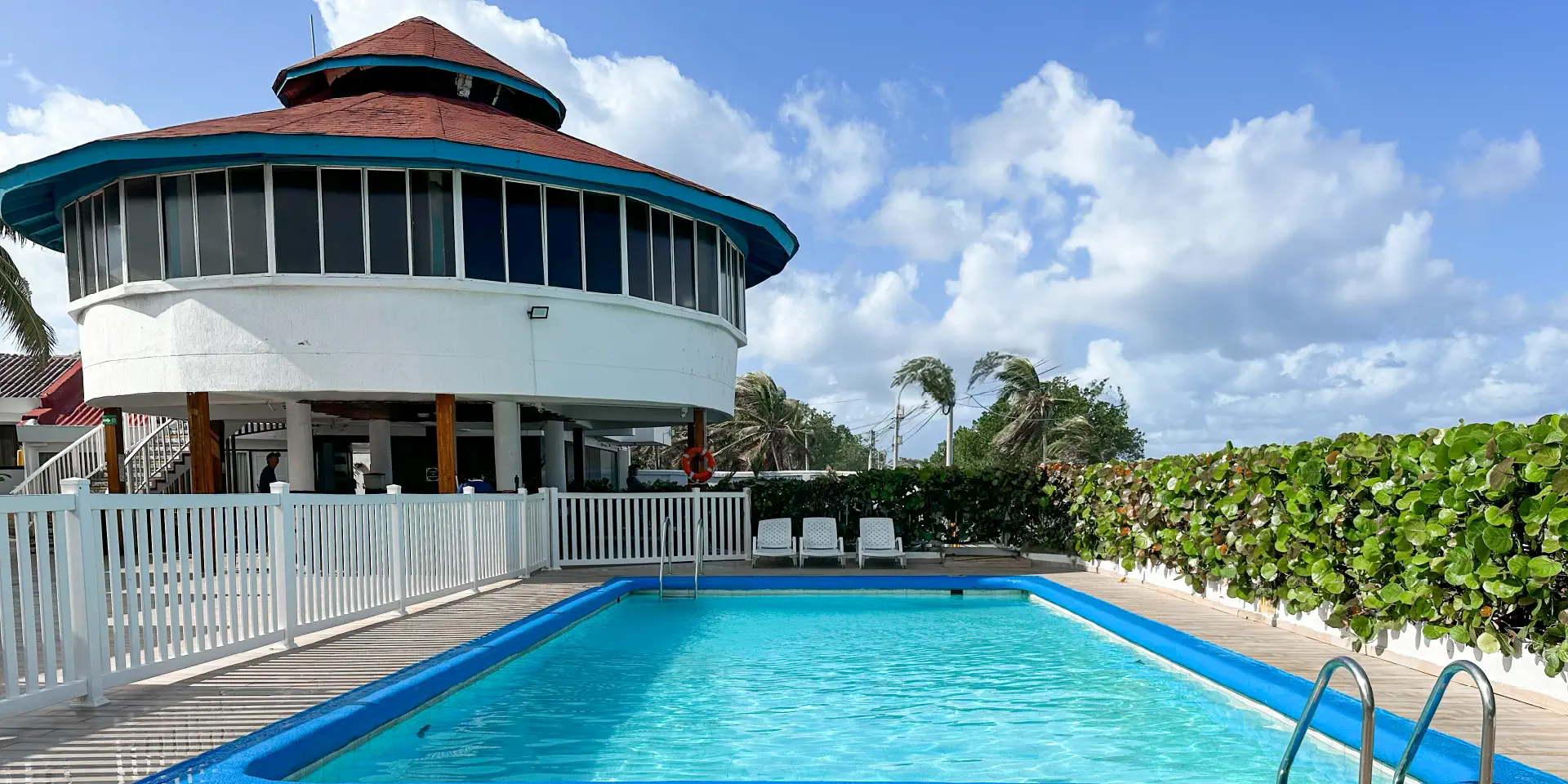 piscina del hotel con el comedor arriba