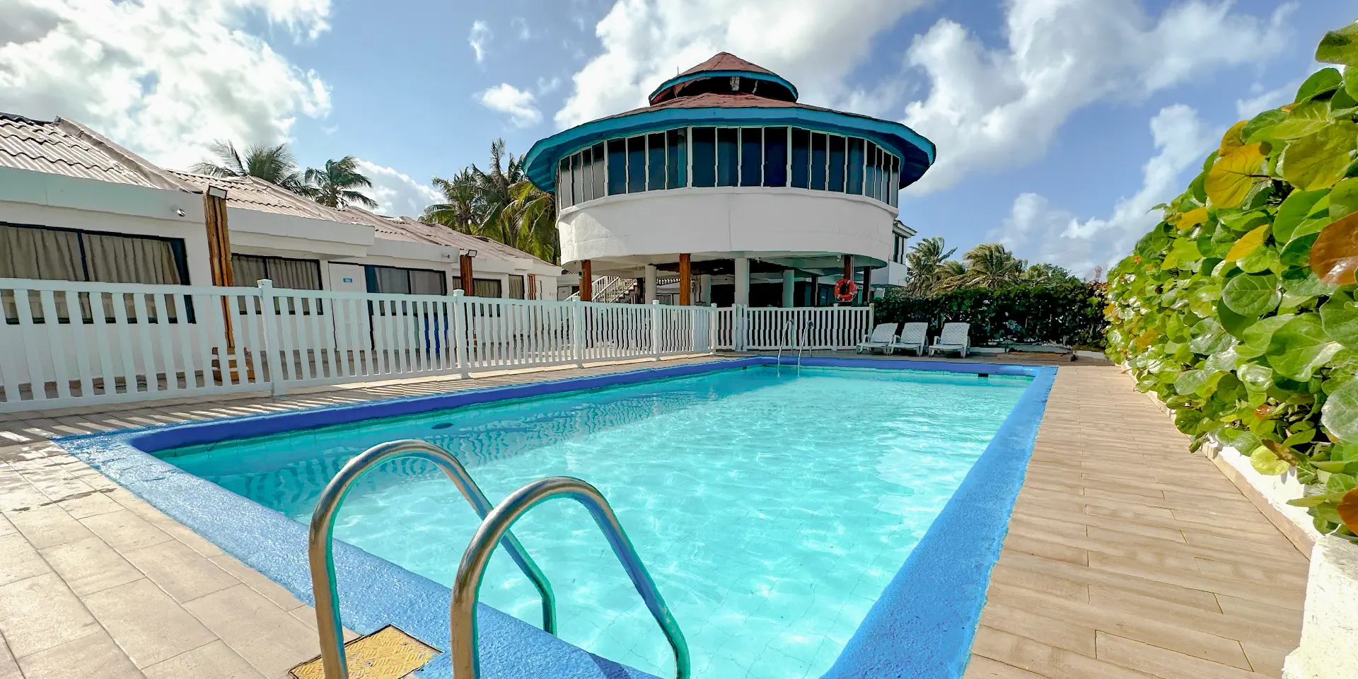 vista del hotel desde la piscina