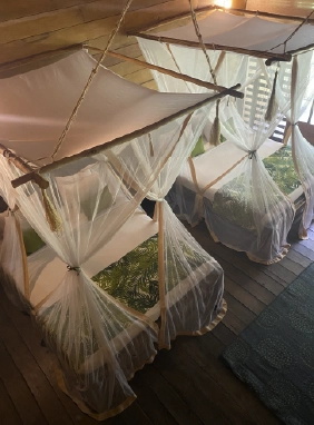 Cuenta con Cama King, sala con sofá, cafetera, WiFi, caja fuerte, aire acondicionado, TV, tina o ducha, amenities, secador, minibar, balcón y escritorio.
Ver más
Junior Suite