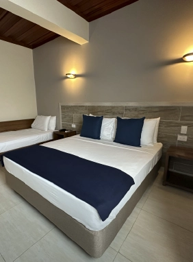 1 cama doble y 1 sof&aacute; cama, con capacidad para 3 personas.
Superior Triple