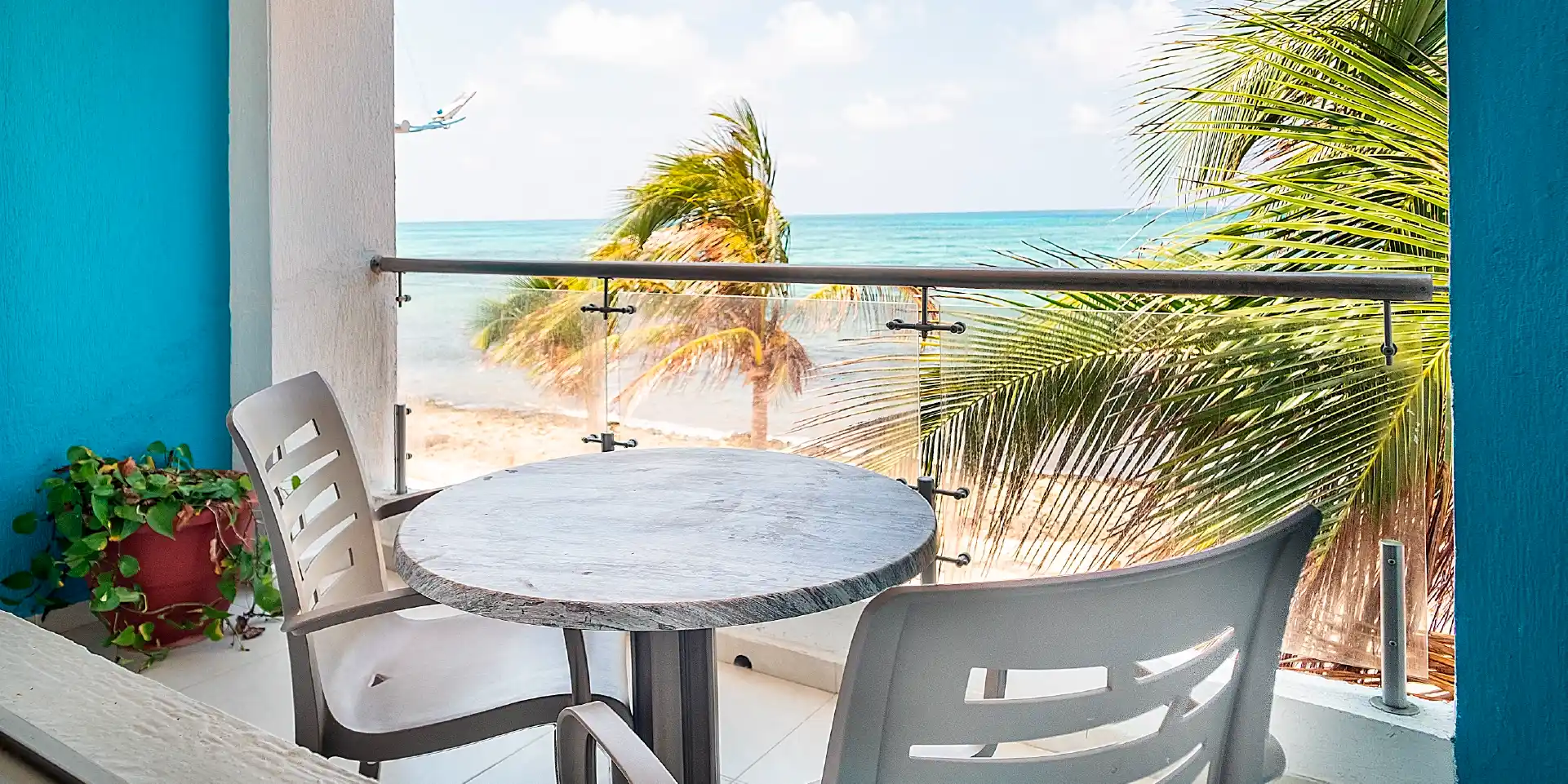 on-vacation-colombia-destino-san-andres-hotel-portobelo-boulevard-1920x960-1 8_11zon