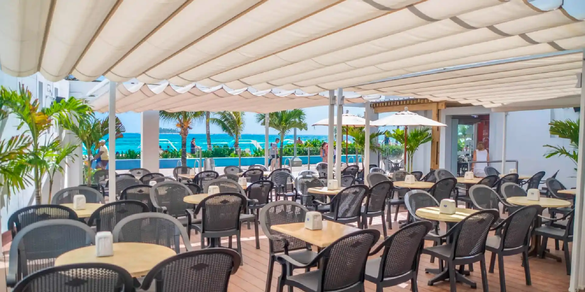 on-vacation-colombia-destino-san-andres-hotel-portobelo-boulevard-restaurante-1920x960 3_11zon