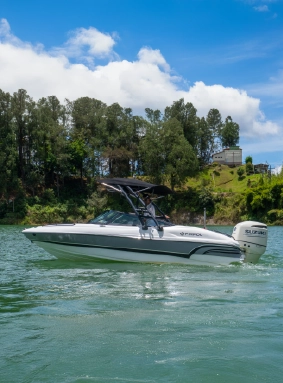 Vive deportes n&aacute;uticos como kayak y paddle, y disfruta nuestro muelle con lanchas y pontones.
Pr&aacute;ctica deportes n&aacute;uticos